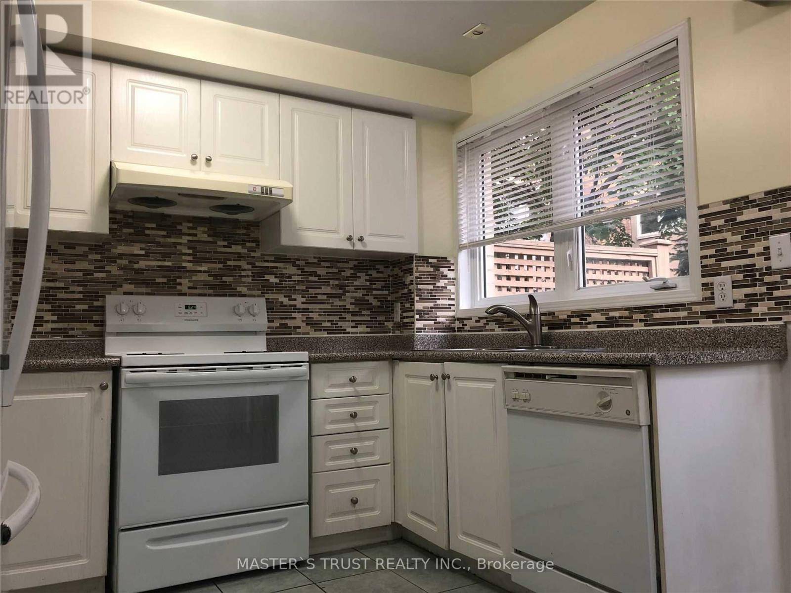 Toronto (malvern), ON M1B5Z1,28 Rosebank DR #107