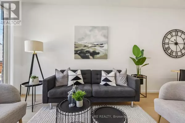 Toronto (south Riverdale), ON M4M1M9,43A Cummings ST #Upper