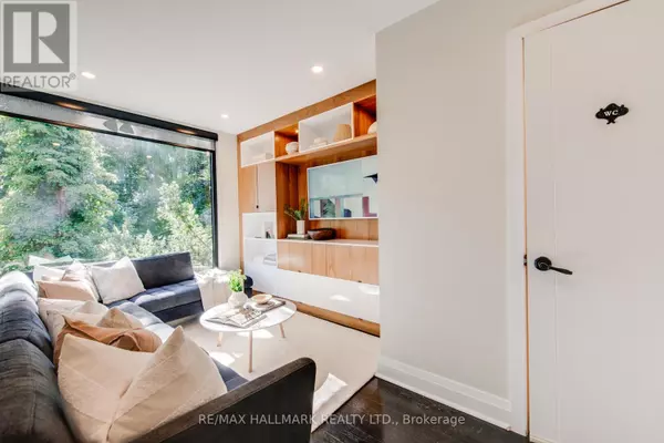 Toronto (the Beaches), ON M4E2T9,64 SOUTHWOOD DRIVE