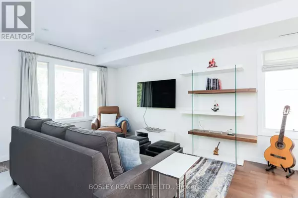 Toronto (woodbine-lumsden), ON M4C4H6,124 COLERIDGE AVENUE