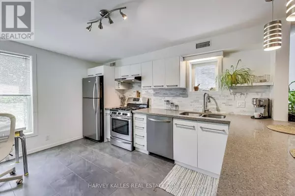 Toronto (south Riverdale), ON M4M1K3,1025 QUEEN STREET E