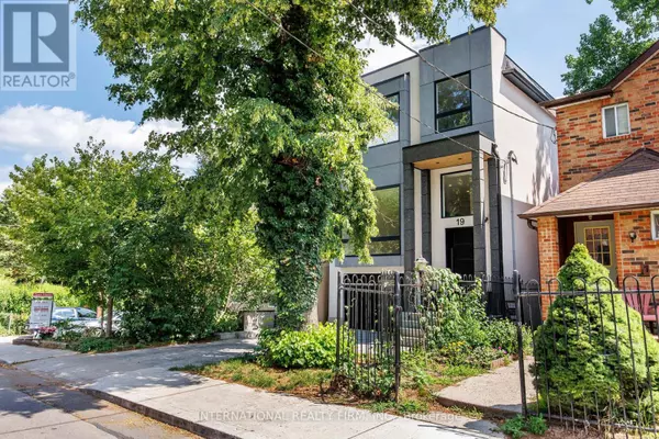 Toronto (south Riverdale), ON M4L2H6,19 IVY AVENUE