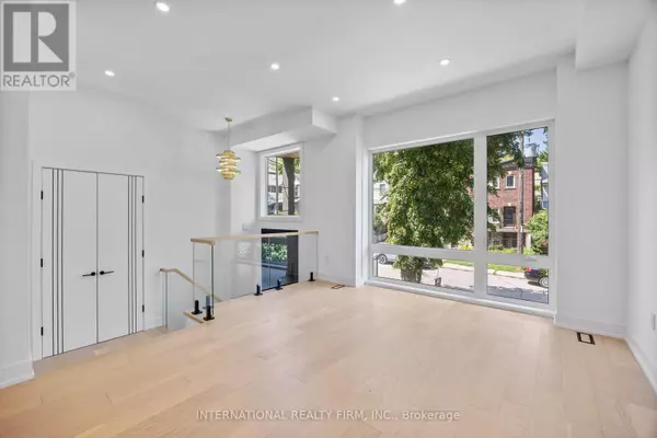Toronto (south Riverdale), ON M4L2H6,19 IVY AVENUE
