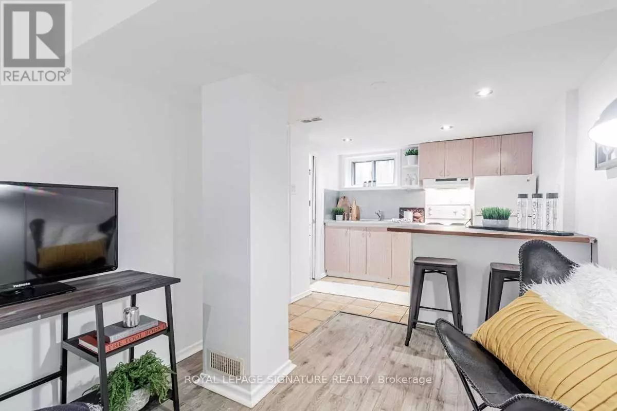 Toronto (birchcliffe-cliffside), ON M1N1Y2,179 Clonmore DR #Lower