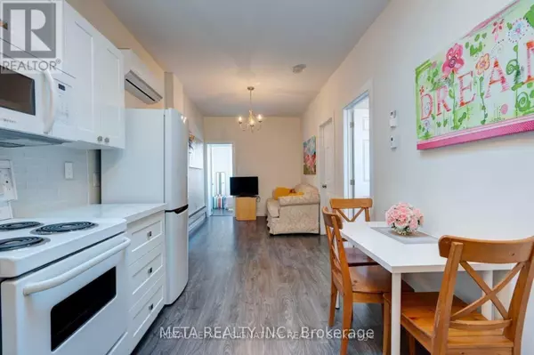 Toronto (oakridge), ON M1L1C1,3224 Danforth AVE #3