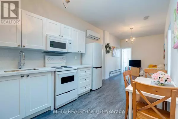 Toronto (oakridge), ON M1L1C1,3224 Danforth AVE #3
