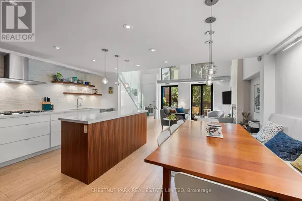 Toronto (north Riverdale), ON M4K3B3,525 Logan AVE #105