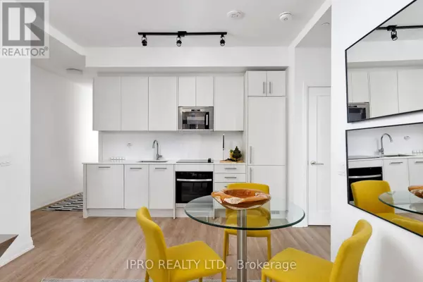 Toronto (east End-danforth), ON M4C0B3,286 Main ST #807
