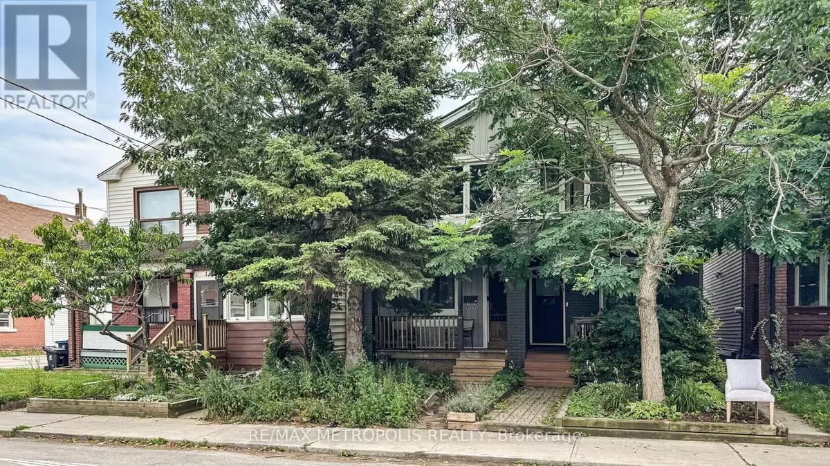 Toronto (east End-danforth), ON M4C1P9,179 COLEMAN AVENUE