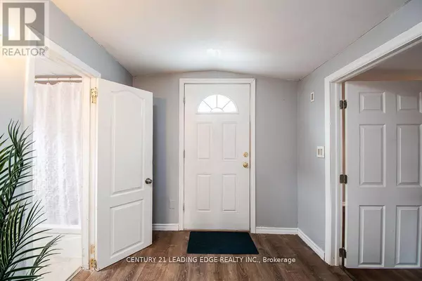 Oshawa (central), ON L1H2K9,128 Summer ST #Upper