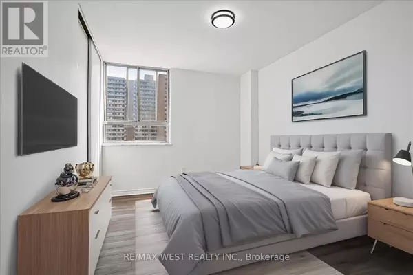Toronto (crescent Town), ON M4C5L6,5 Massey SQ #1514