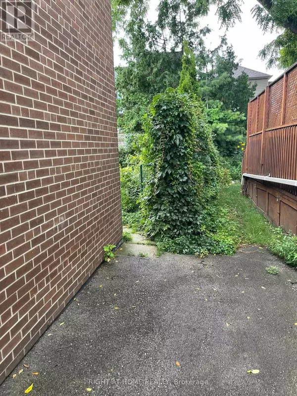 Toronto (woodbine-lumsden), ON M4C2J1,24 Crewe AVE #Lower