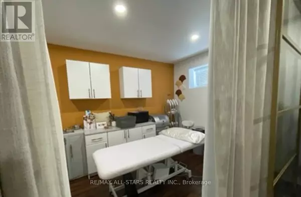 Toronto (south Riverdale), ON M4M1H1,717 Queen ST East #202A