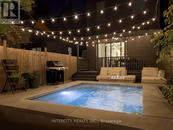 Toronto (south Riverdale), ON M4M1W2,92 DAGMAR AVENUE