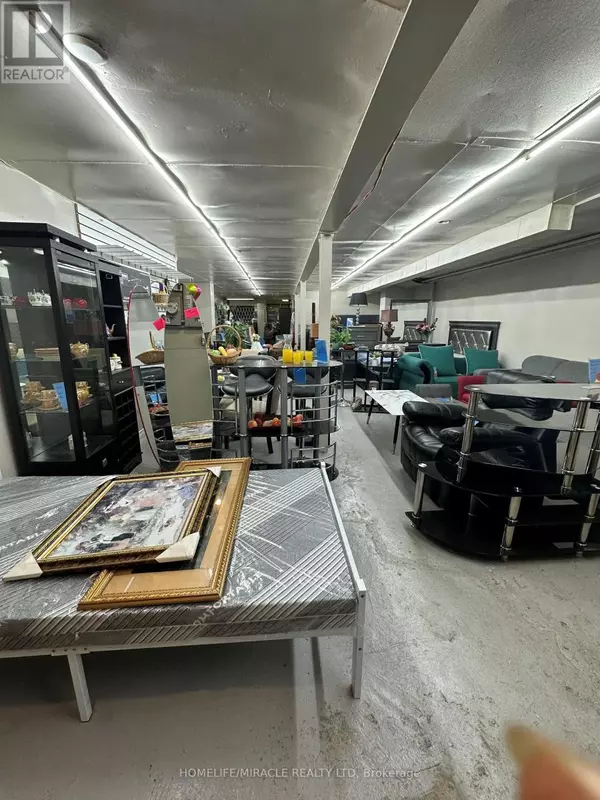 Toronto (east End-danforth), ON M4C1M1,2864 DANFORTH AVENUE