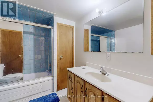 Toronto (clairlea-birchmount), ON M1L1S2,137 NEWLANDS AVENUE