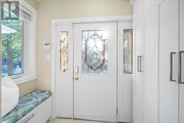Toronto (the Beaches), ON M4E2T1,107 WINEVA AVENUE