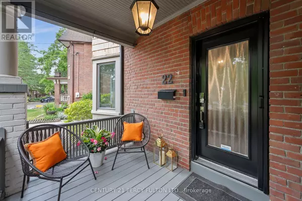 Toronto (the Beaches), ON M4L1P3,22 COLUMBINE AVENUE