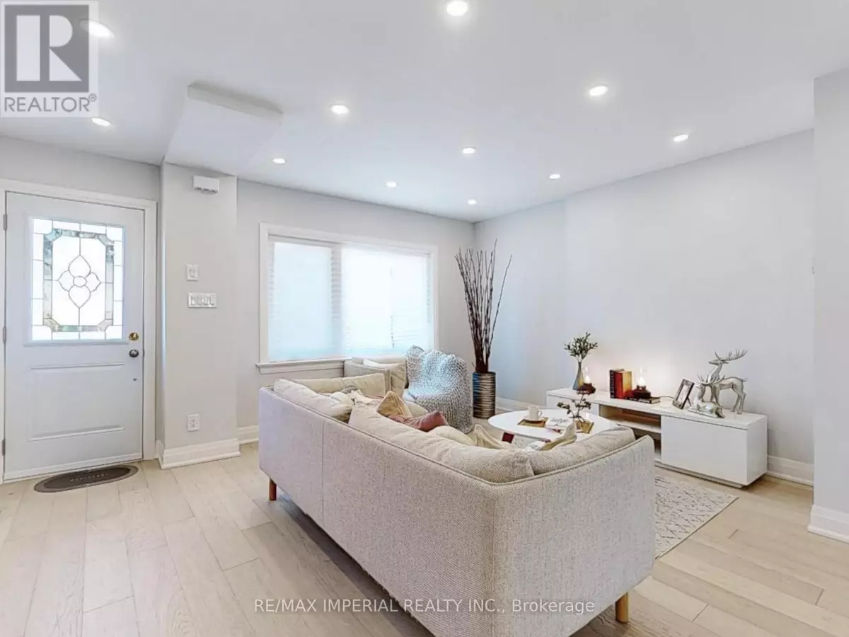 Toronto (danforth Village-east York), ON M4J3V5,9 LESMOUNT AVENUE