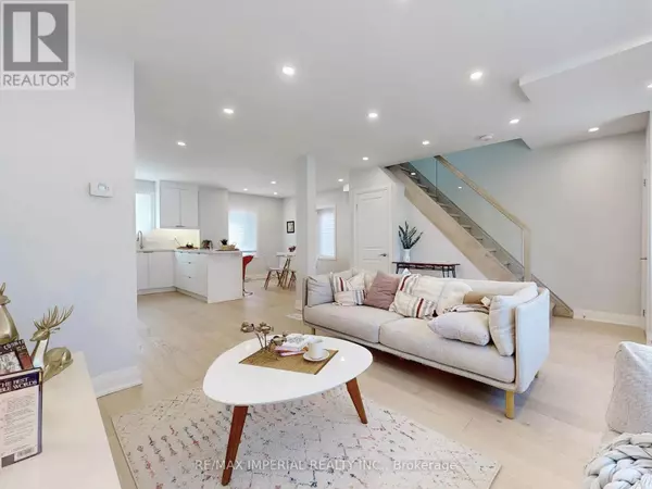 Toronto (danforth Village-east York), ON M4J3V5,9 LESMOUNT AVENUE