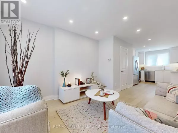 Toronto (danforth Village-east York), ON M4J3V5,9 LESMOUNT AVENUE