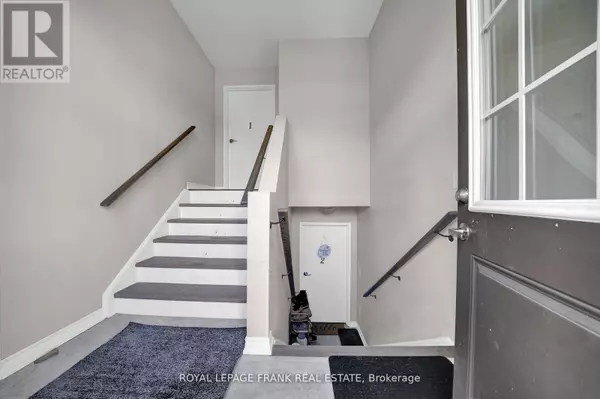 Oshawa (central), ON L1H2R1,402 OLIVE AVENUE