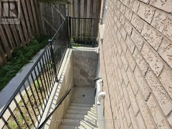 Toronto (rouge), ON M1X2B8,52B RIVENDELL TRAIL