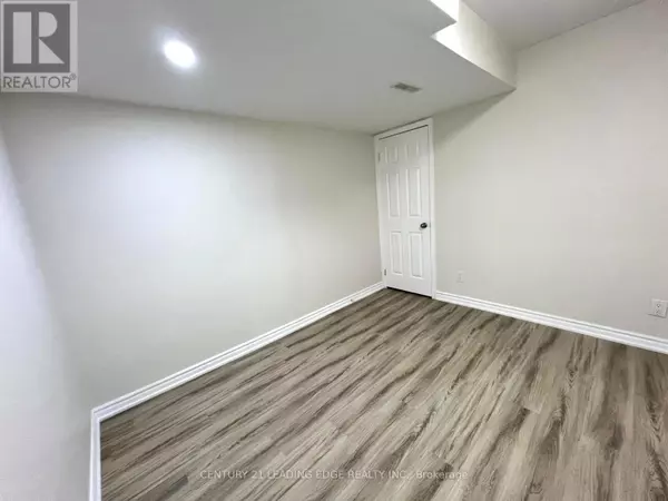 Toronto (clairlea-birchmount), ON M1L0B5,342 Danforth RD #BSMT