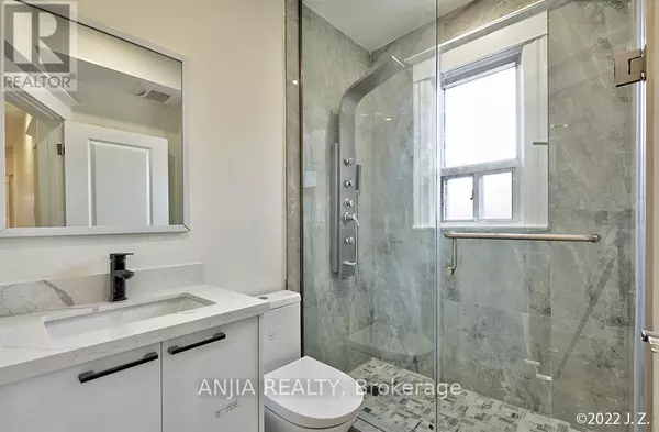 Toronto (north Riverdale), ON M4K3E1,812 Logan AVE #Upper