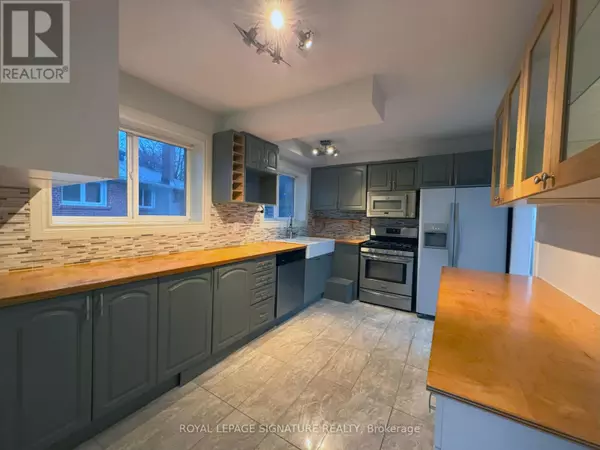 Toronto (woburn), ON M1G1P2,2 Windover DR #Main