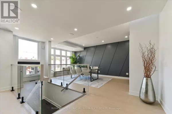 Toronto (east York), ON M4C4A5,354 WOODMOUNT AVENUE
