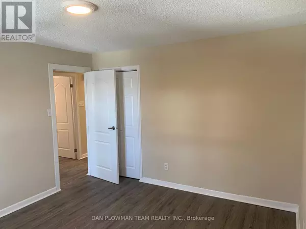 Oshawa (central), ON L1H5G9,54 Ritson RD South #3