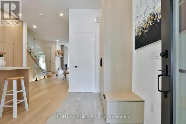 Toronto (south Riverdale), ON M4M2X3,60 WINNIFRED AVENUE