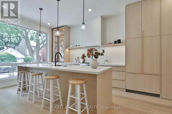 Toronto (south Riverdale), ON M4M2X3,60 WINNIFRED AVENUE