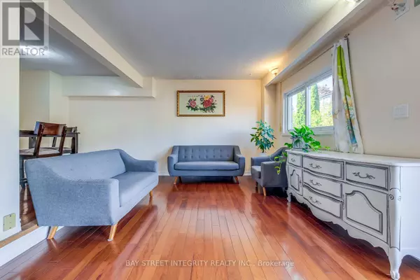 Toronto (agincourt South-malvern West), ON M1S4A1,200 INVERGORDON AVENUE