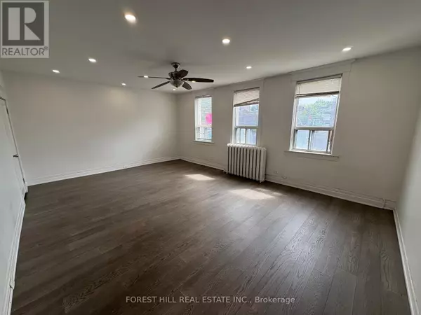 Toronto (south Riverdale), ON M4M1H2,722A QUEEN STREET E