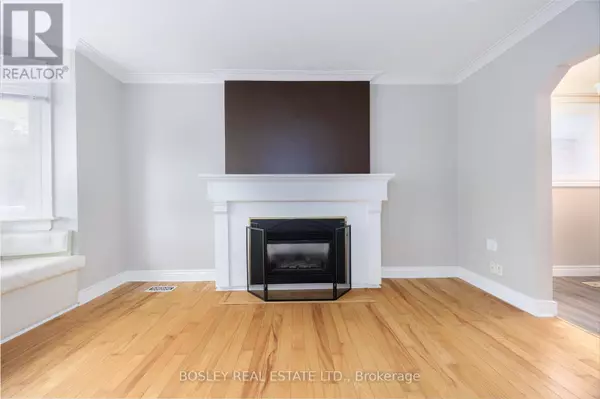 Toronto (danforth Village-east York), ON M4C2V1,651 COSBURN AVENUE