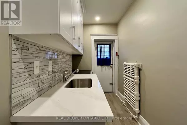 Toronto (east End-danforth), ON M4E2J5,775 WOODBINE AVENUE