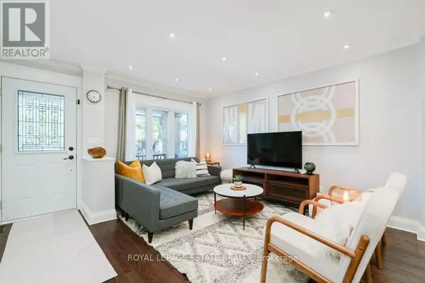Toronto (the Beaches), ON M4E3M9,331 SCARBOROUGH ROAD
