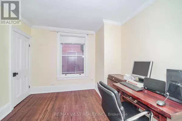 Toronto (south Riverdale), ON M4M2M5,153 BOOTH AVENUE