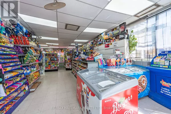 Toronto (north Riverdale), ON M4K2P4,675 BROADVIEW AVENUE