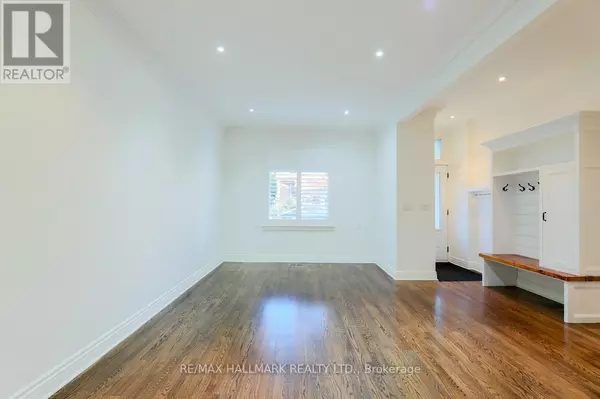 Toronto (north Riverdale), ON M4K1G2,239 BAIN AVENUE