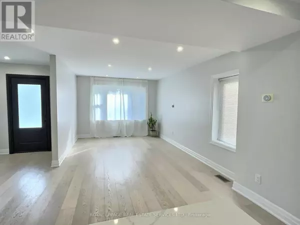 Toronto (wexford-maryvale), ON M1R4H7,21 CHRISTINA CRESCENT