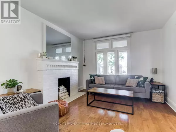 Toronto (east End-danforth), ON M4C4R2,98 WESTLAKE AVENUE