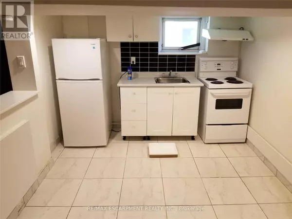 Toronto (woodbine-lumsden), ON M4C5L1,166 GLEDHILL AVENUE