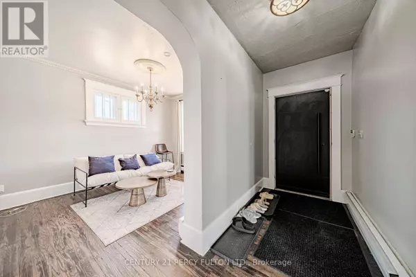 Oshawa (central), ON L1H1C8,296 KING STREET E