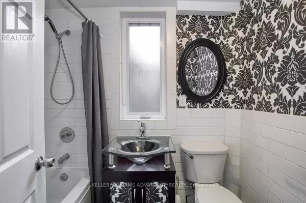 Toronto (south Riverdale), ON M4M2G5,218 Broadview AVE #Upper