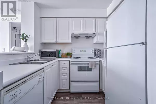 Toronto (woburn), ON M1H3J5,11 Lee Centre DR #PH109