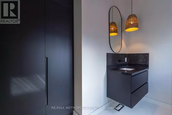 Oshawa (eastdale), ON L1G1W4,640 LANSDOWNE DRIVE