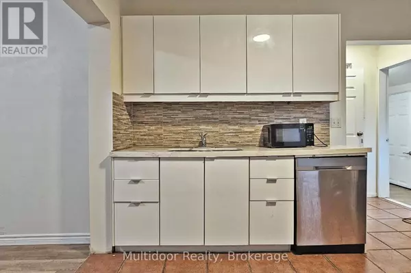 Toronto (danforth Village-east York), ON M4C3T8,260 GLEBEMOUNT AVENUE